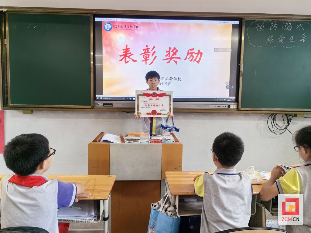 手握獎(jiǎng)狀的蔡鑫宸.jpg
