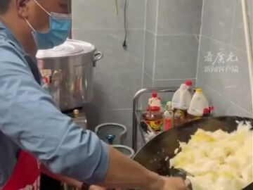 每天15锅热乎饭菜：广元小伙在吉隆口岸架起“爱心厨房”