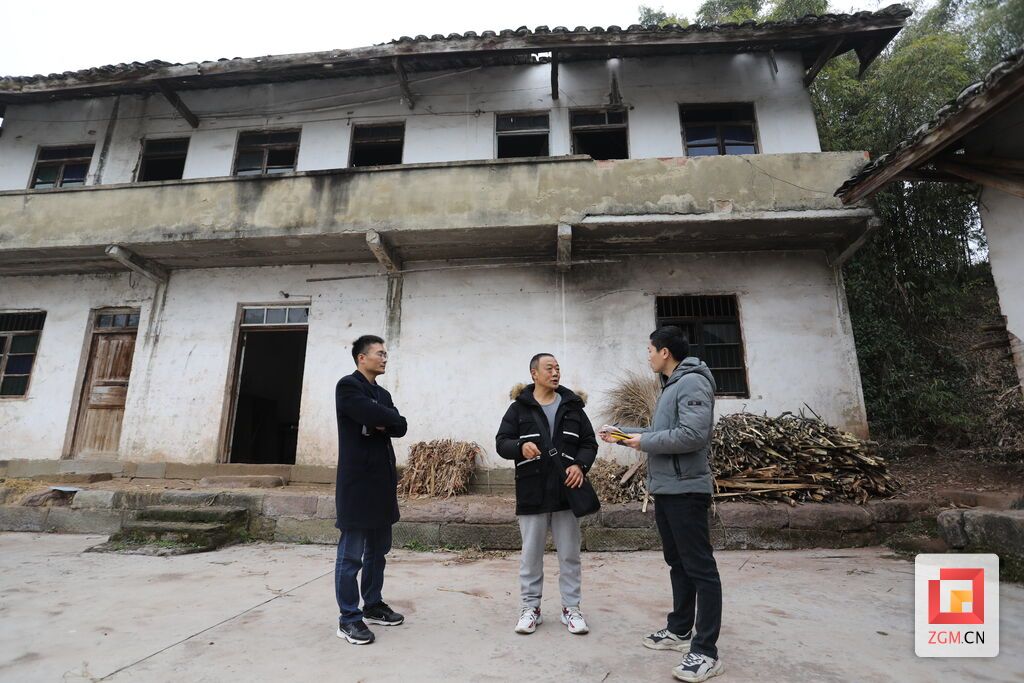 工作人员现场查验.JPG