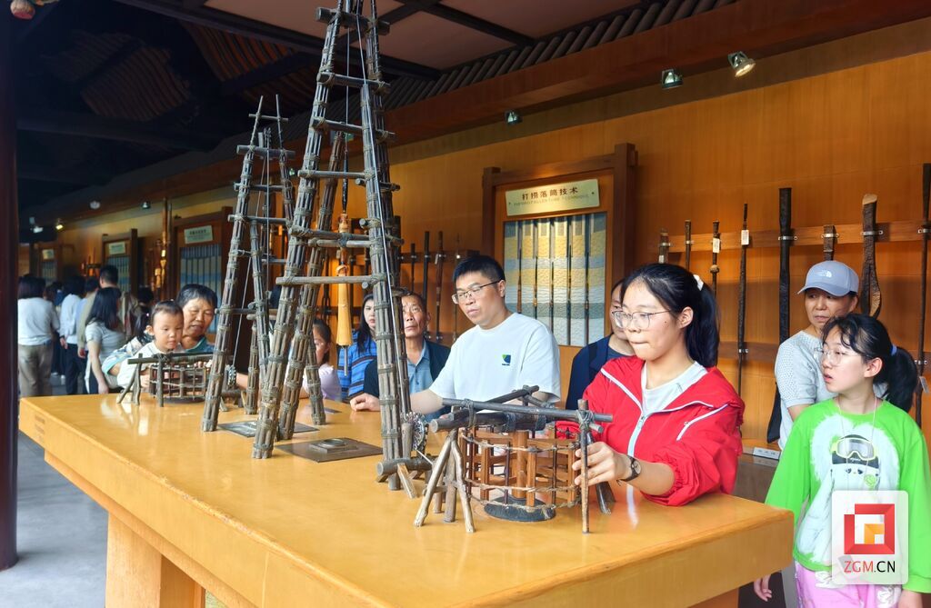 游客在天车前驻足.jpg