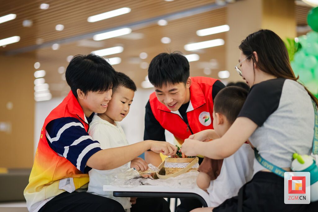 和同学们一起参加志愿服务活动 记者 宋姿熠 摄.jpg