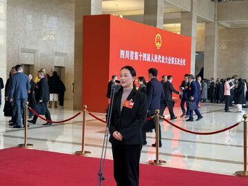 代表通道丨张蓉代表：小小手环给孩子们装上“安全护身符”