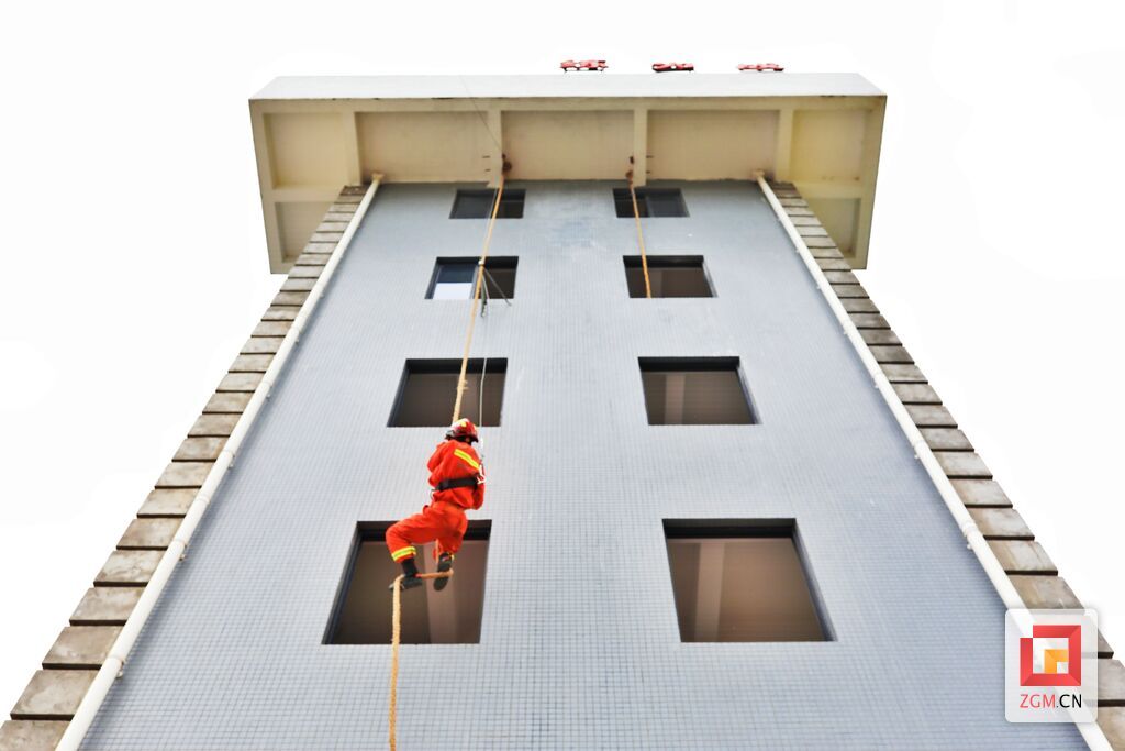 “练为战”，消防官兵基本每天都会进行爬绳训练，10多秒钟就能爬上5楼高度。