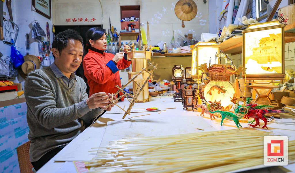 1.夫妻二人执“秸”为笔 记者 叶卫东 摄.jpg