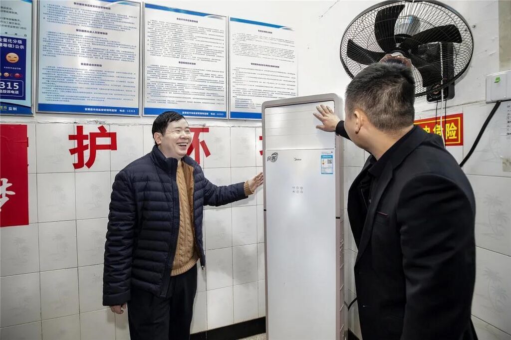 张远平董事长与赵洪书记查看新购置的空调