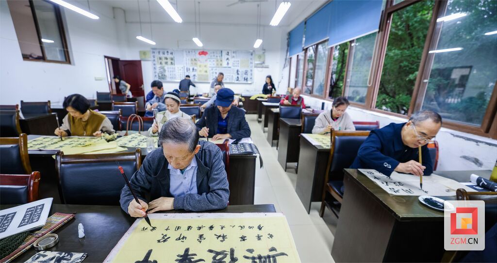 圖為老年大學(xué)書(shū)法班學(xué)員在學(xué)校書(shū)法.jpg