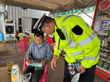 富顺公安交警敲门入户“送安全”