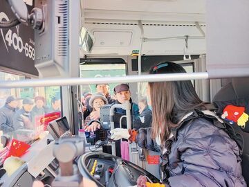 坐公交车忘带卡？伸手一“刷”就行