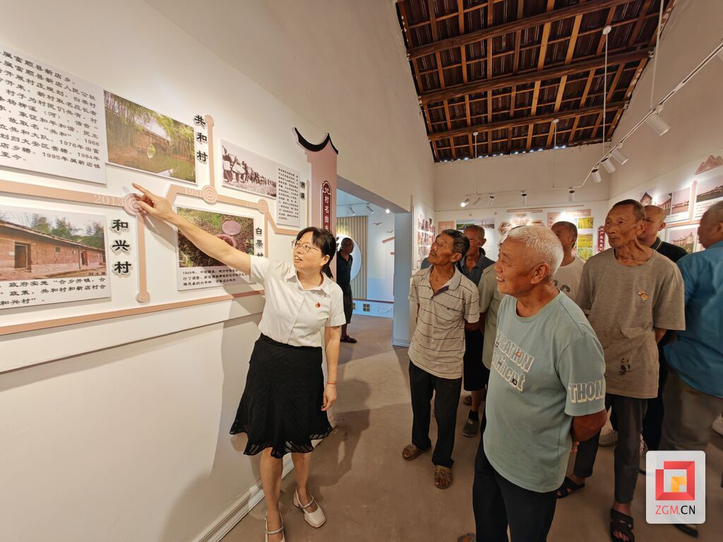 在村史馆中向参观者介绍村名由来（资料图片）.jpg