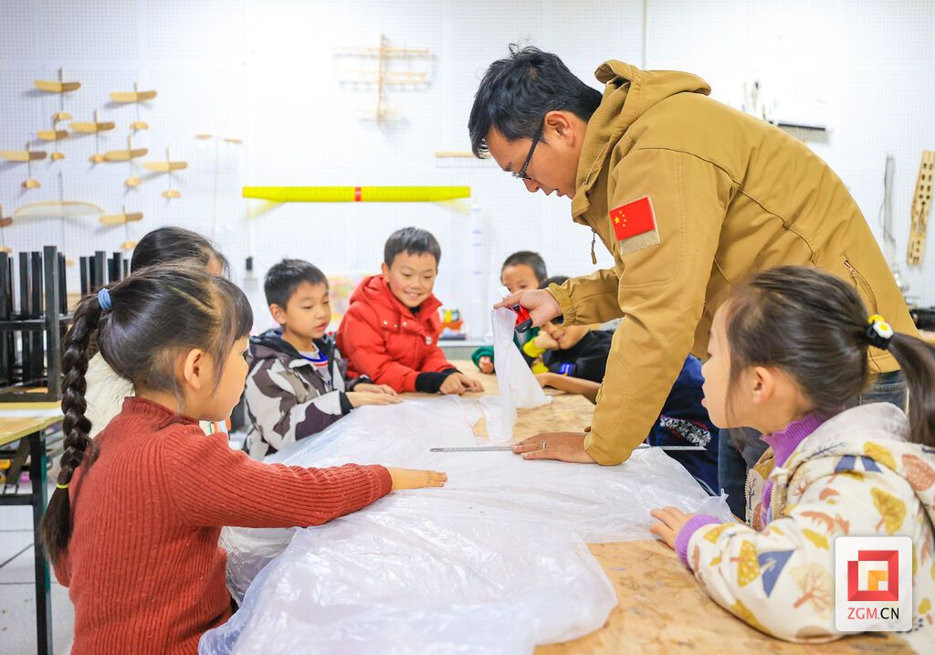 陈洋杰正在教学生制作降落伞.jpg