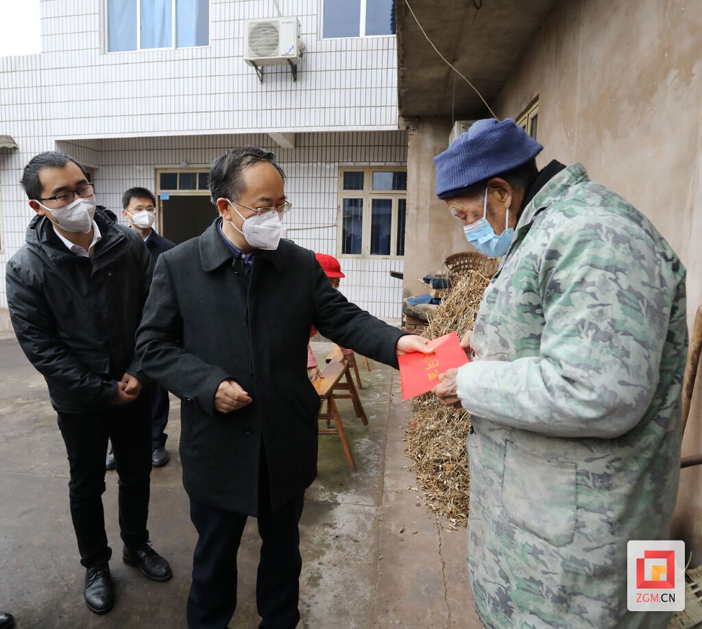省政协副主席杜和平在贡井区桥头镇走访慰问老党员商相荣.JPG