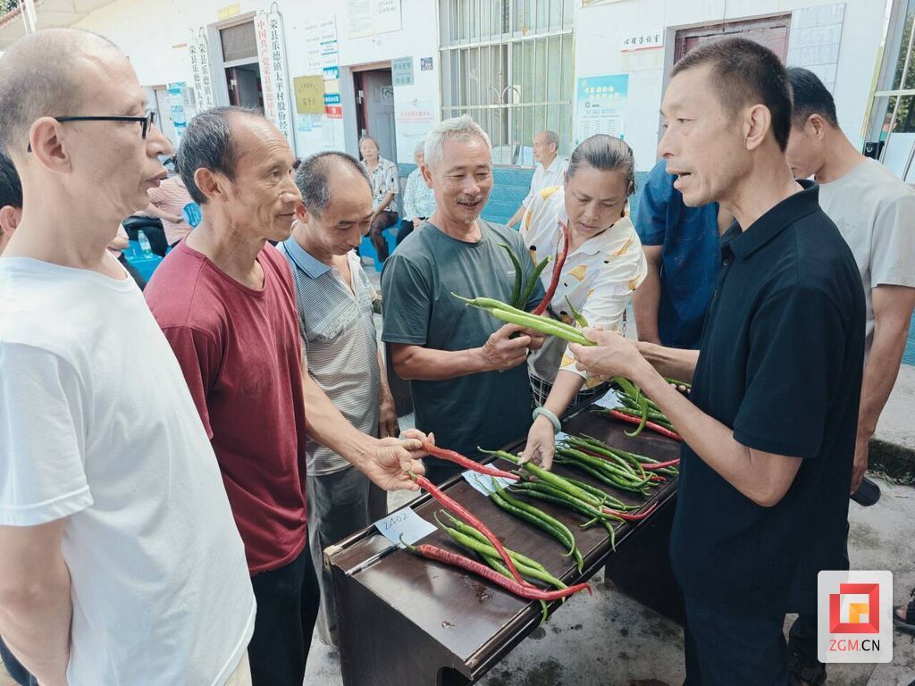 范紹能(右一)和種植戶交流.jpg