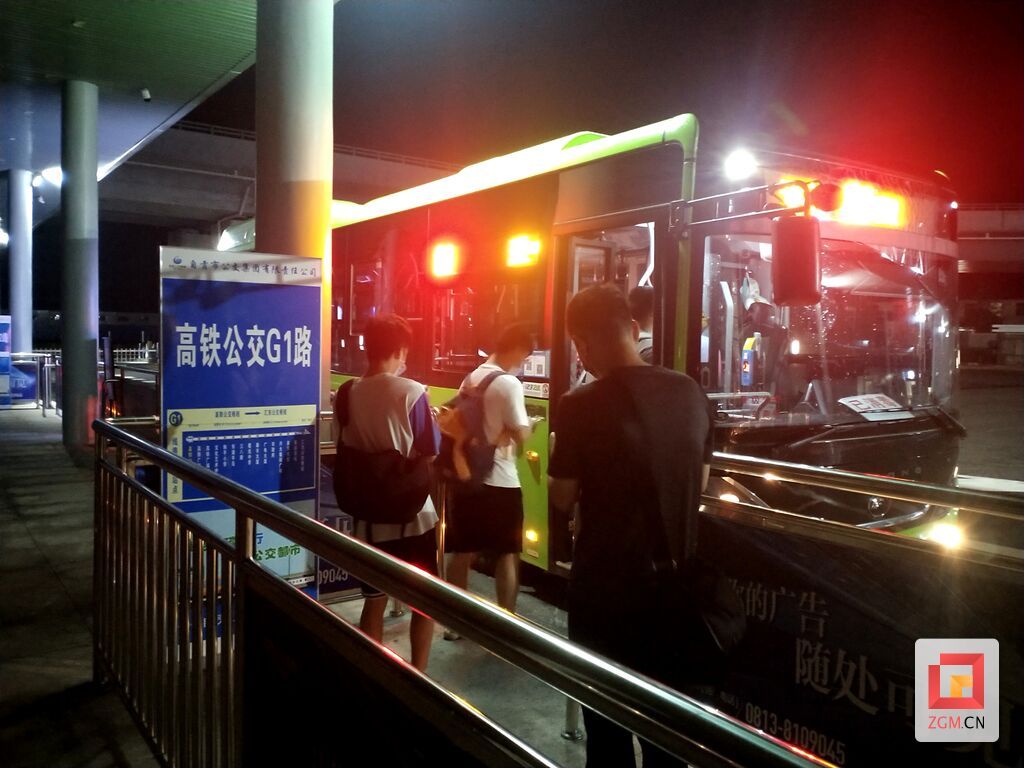 組織旅客們上公交車(chē).jpg
