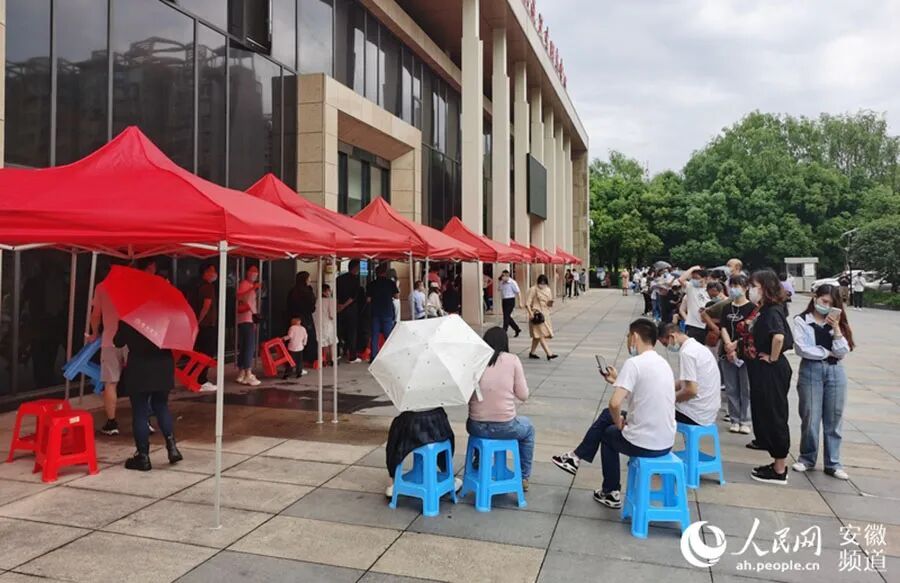 笔架山街道为接种疫苗人群准备了遮阳棚和板凳。人民网 胡雨松摄