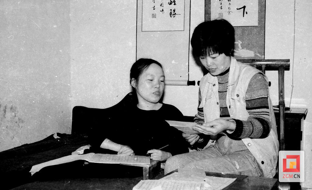 姐姐赖寒为赖雨读信 邓佑云 摄.jpg