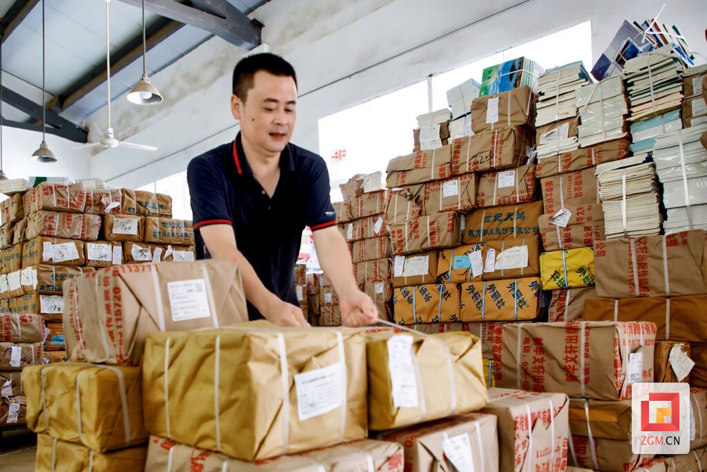 新华文轩自贡市公司工作人员清点整理教辅图书 记者 曾涛 摄.jpg