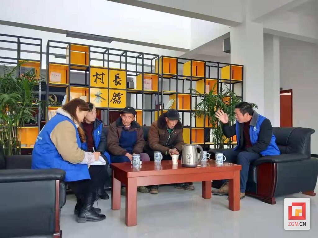 支部书记牟卫兴正在调解矛盾纠纷