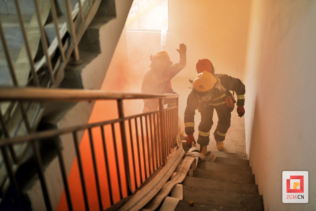 火灾发生后，消防战士通过专业团队协作，开展消防救援。