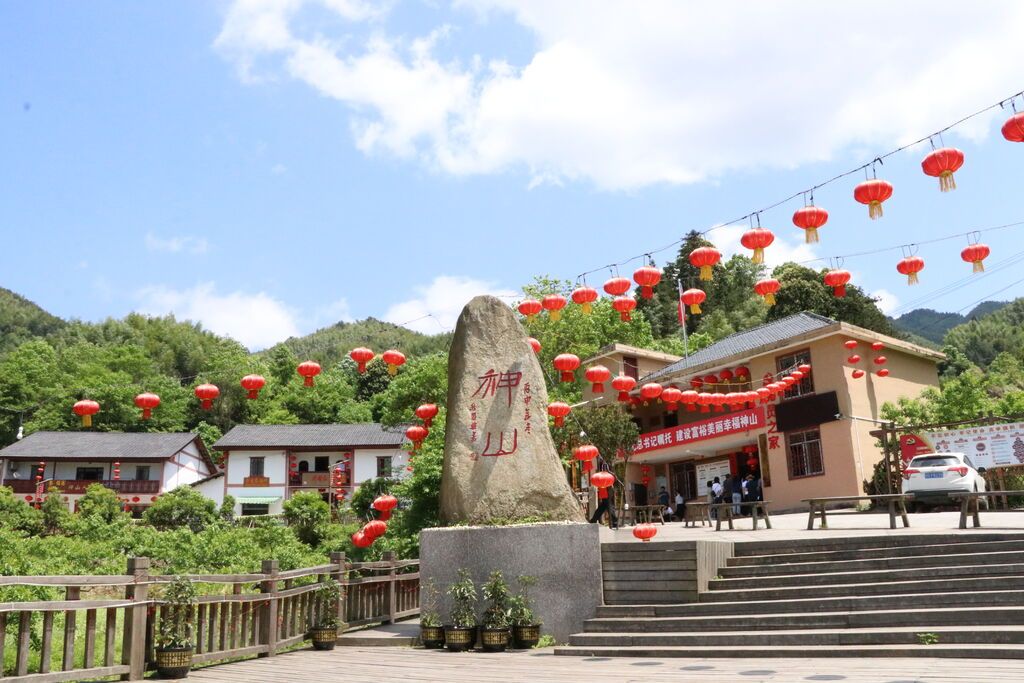 在“八角楼灯光”的照耀下，神山村实现了由山区到景区的历史性跨越，交出了一份脱贫攻坚的“漂亮”答卷。如今的神山村，正在乡村振兴的大道上阔步前行。图2为神山村新颜（图片由茅坪镇提供）