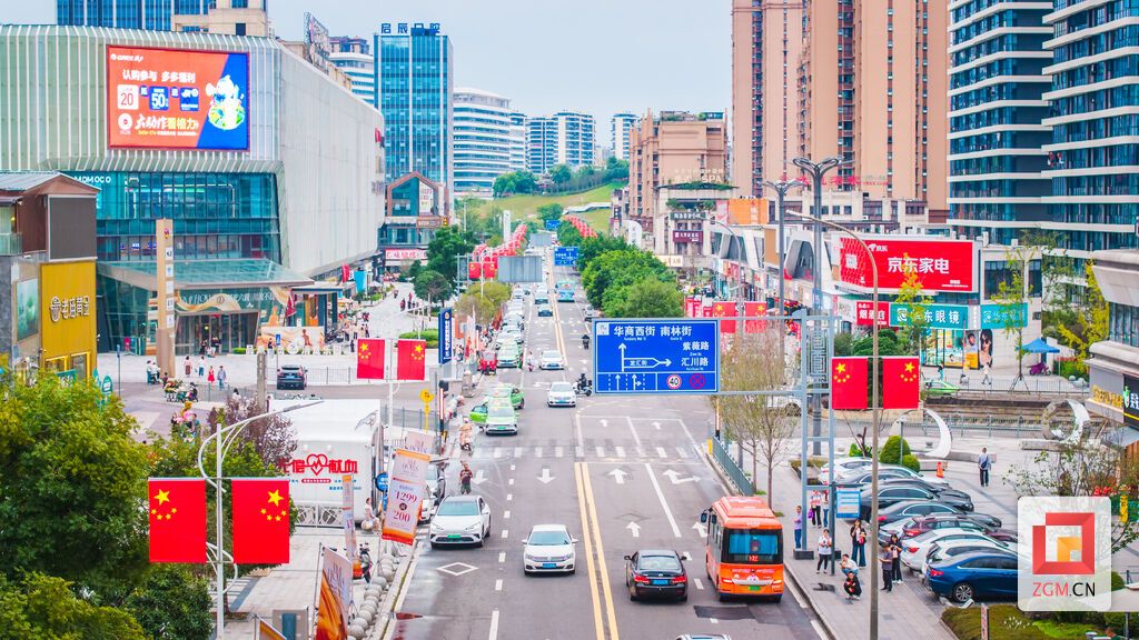 华商街头红,国庆氛围浓 记者 宋姿熠 摄.jpg