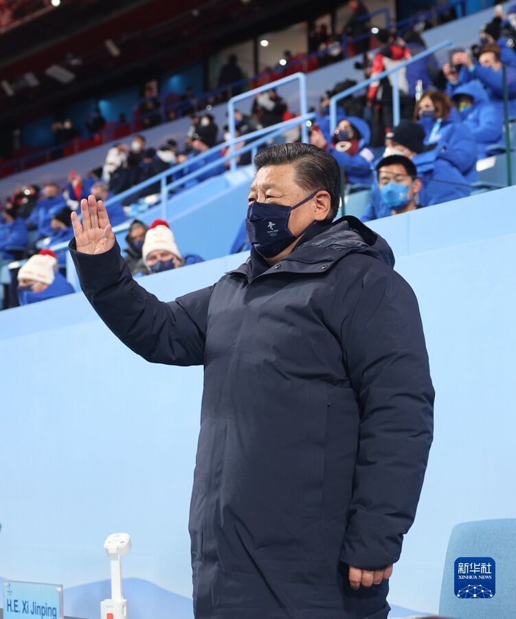 2月4日晚，北京第二十四届冬季奥林匹克运动会开幕式在国家体育场隆重举行。这是国家主席习近平在主席台上向大家挥手致意。新华社记者 鞠鹏 摄