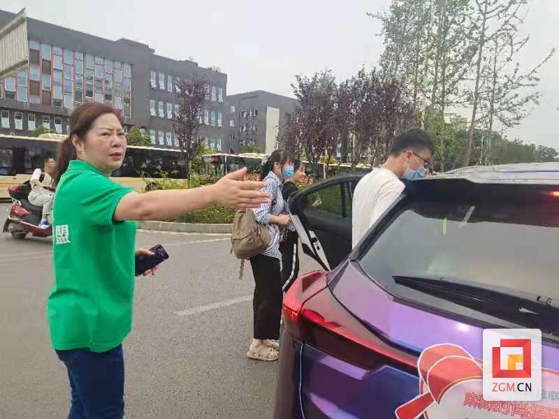 7日中午時(shí)分，富順公益聯(lián)盟志愿者們短暫休息后，提前到達(dá)各就各位，為考生服務(wù)。截至下午2點(diǎn)，該公益組織已投入愛心送考車輛50輛，服務(wù)志愿者200多人次。