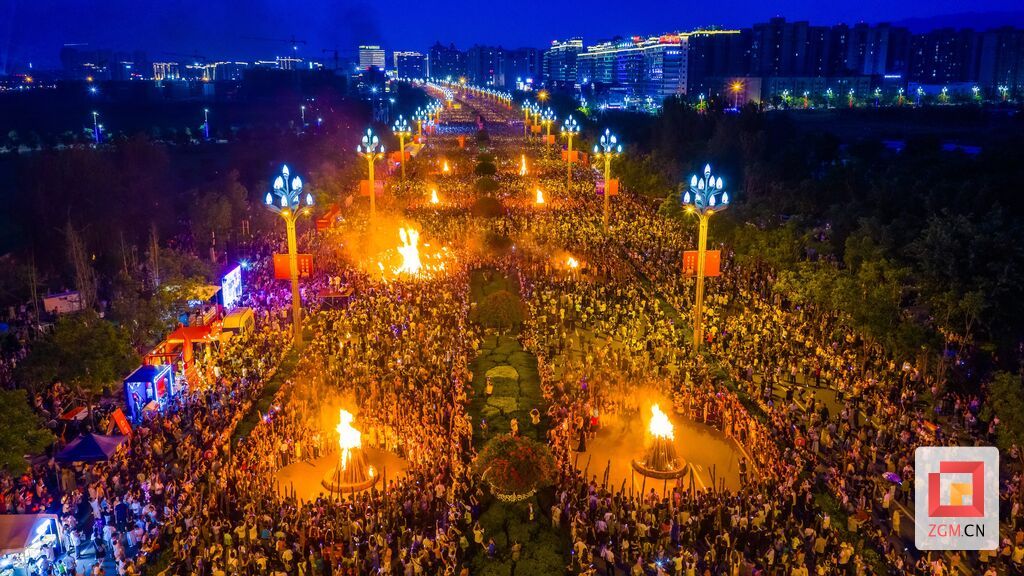 2025年凉山彝族火把节吸引了24.5万游客参狂欢活动。杨黎明摄_副本.jpg