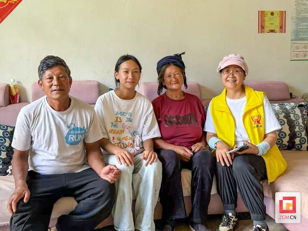 呂金鳳第一次走進(jìn)大涼山孩子家中.jpg