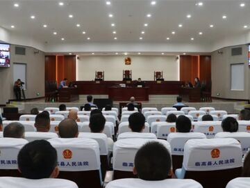 为揽工程，他给局长送了67万现金、一辆价值43万越野轿车