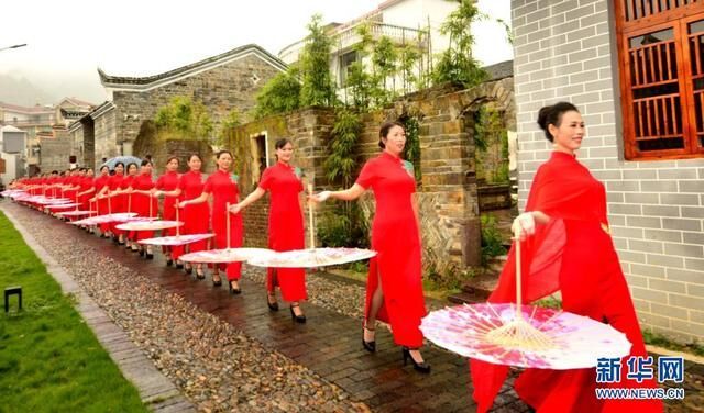 井冈山市旗袍文化协会会员们正在长塘古韵民宿表演旗袍秀。（受访者提供）