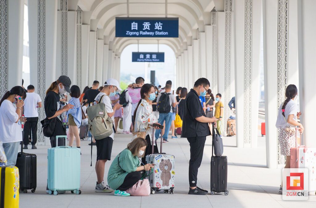 10月1日上午高鐵站臺(tái)上，人們開啟了愉快的出行假期生活 葉衛(wèi)東攝