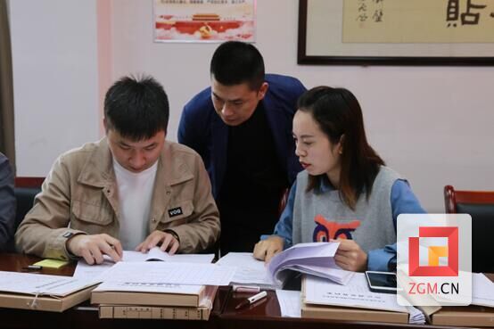 图：富顺县纪委监委信访室干部指导乡镇开展信访办理质量交叉评查