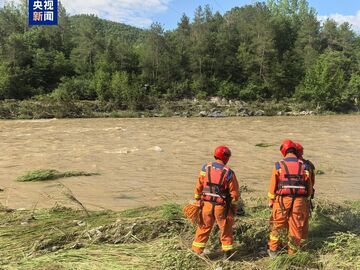 河南西峡强降雨引发山洪 超800人投入抢险救援