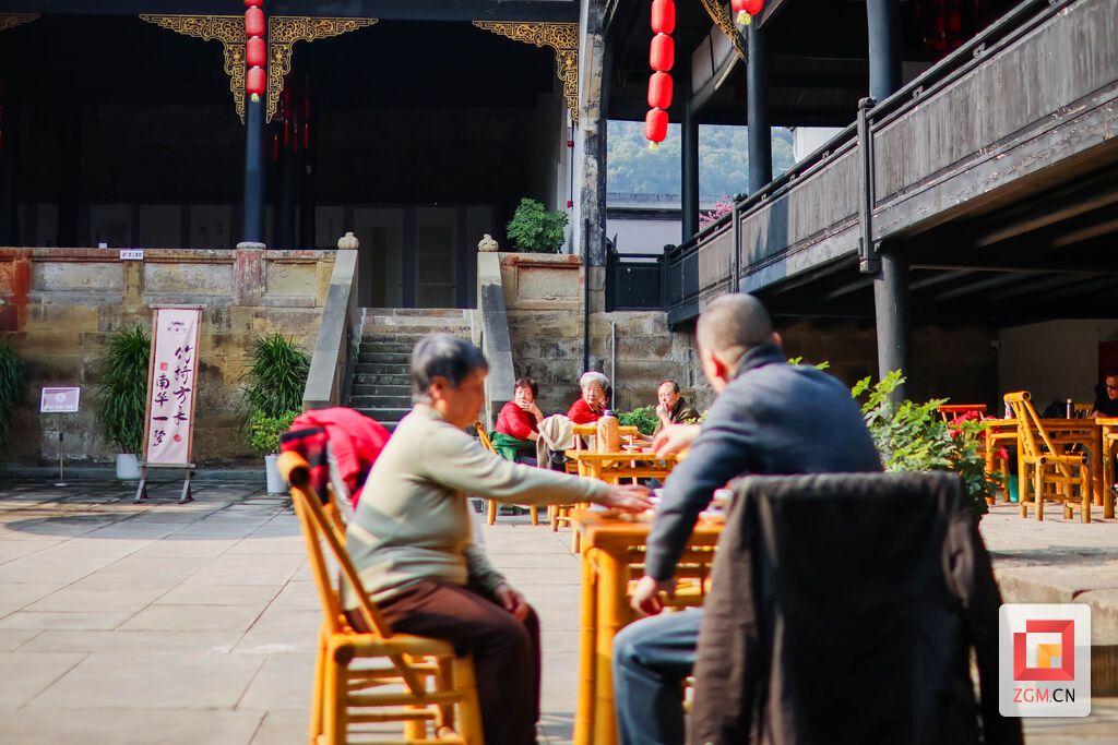 市民在南华宫喝茶晒太阳 记者 宋姿熠 摄3.jpg