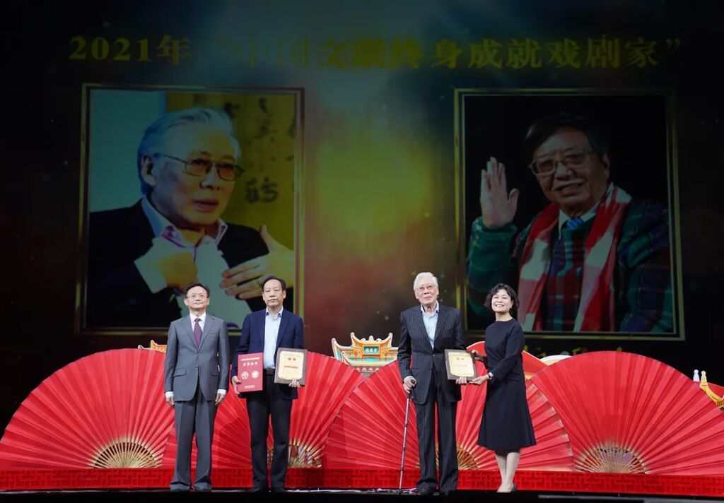 中國文聯(lián)主席、中國作協(xié)主席鐵凝，中國文聯(lián)黨組成員、副主席、書記處書記徐永軍為話劇表演藝術(shù)家焦晃、劇作家魏明倫頒發(fā)“中國文聯(lián)終身成就戲劇家”榮譽(yù)稱號的獎牌和證書??