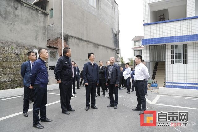 大安區(qū)委書記張昭國帶隊(duì)到何市鎮(zhèn)督查調(diào)研脫貧攻堅工作及場鎮(zhèn)綜合改造項(xiàng)目推進(jìn)情況 (3).JPG
