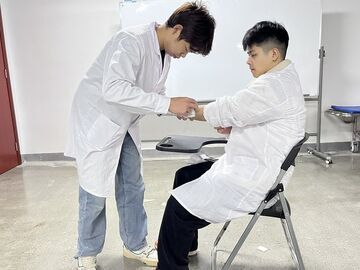 从课堂内到商圈里：资阳职教师生用专业技能开起“社区理疗店”