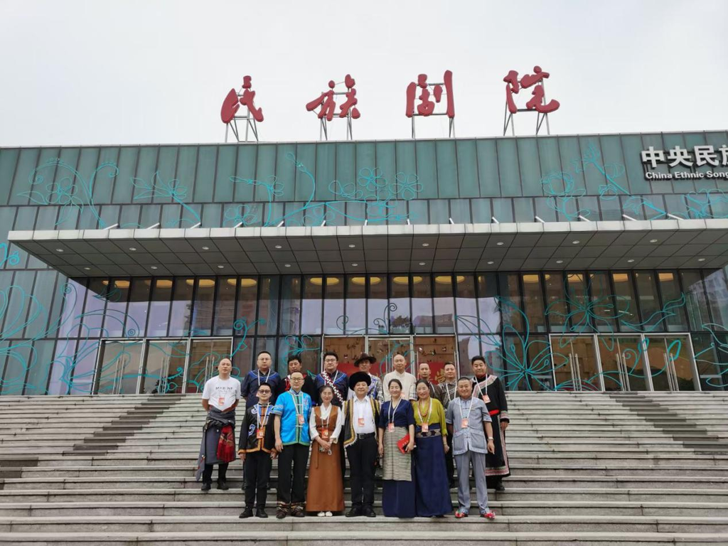第一排左一为杨秀明在中央民族剧院参加《颂歌献给党》文艺晚会