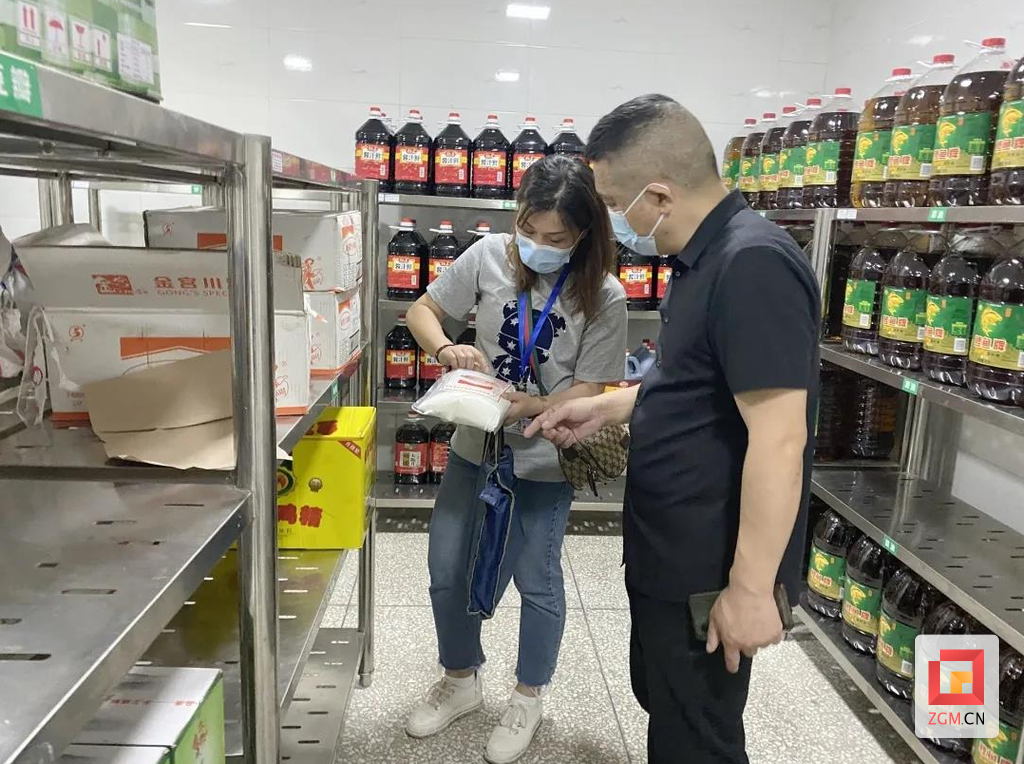 執(zhí)法人員對(duì)各學(xué)校食堂開(kāi)展檢查（資料照片）