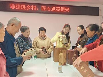 酒中有梦，她把“慢手艺”变成“活名片” | 村里传非遗②