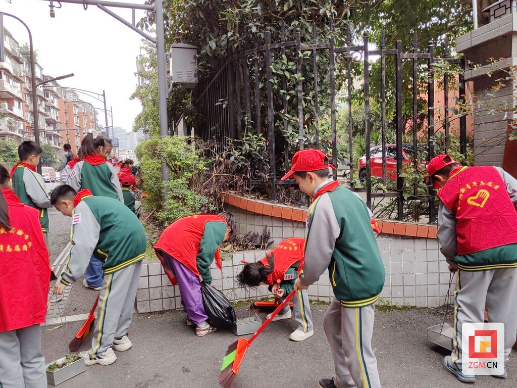 绿盛实验学校组织学生在校园周边清扫.jpg