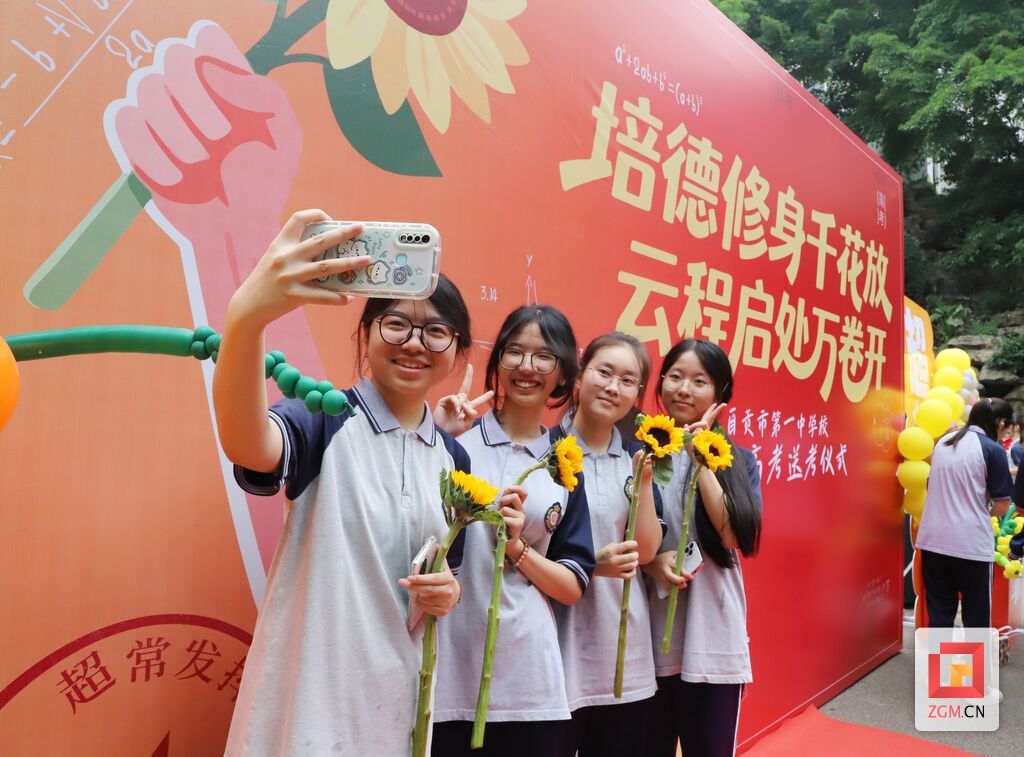 留下高中瞬间 记者 陈凡逸 摄.JPG