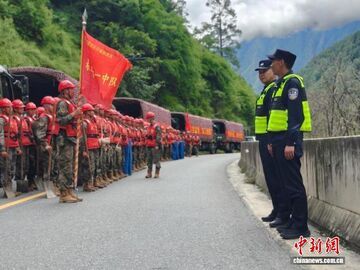 西藏日喀则164名公安交管民警坚守一线 吉隆民警转移群众320余人