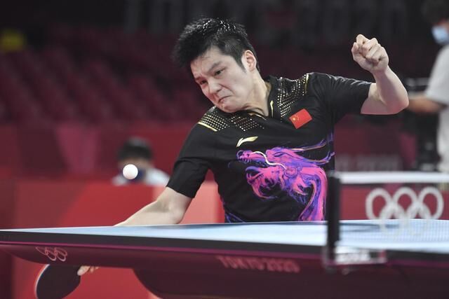 8月6日，中国队选手樊振东在比赛中。新华社记者 黄宗治 摄