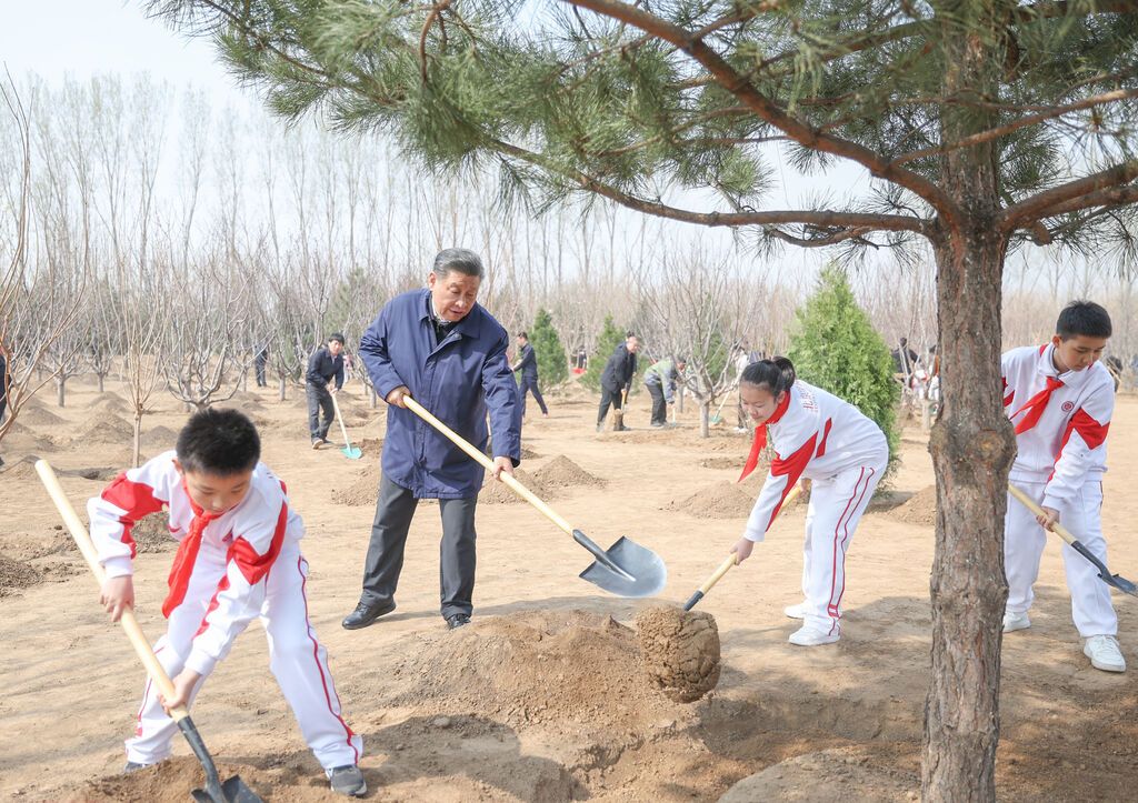 4月3日,,習(xí)近平總書(shū)記來(lái)到北京市通州區(qū)潞城鎮(zhèn)參加首都義務(wù)植樹(shù)活動(dòng),。
