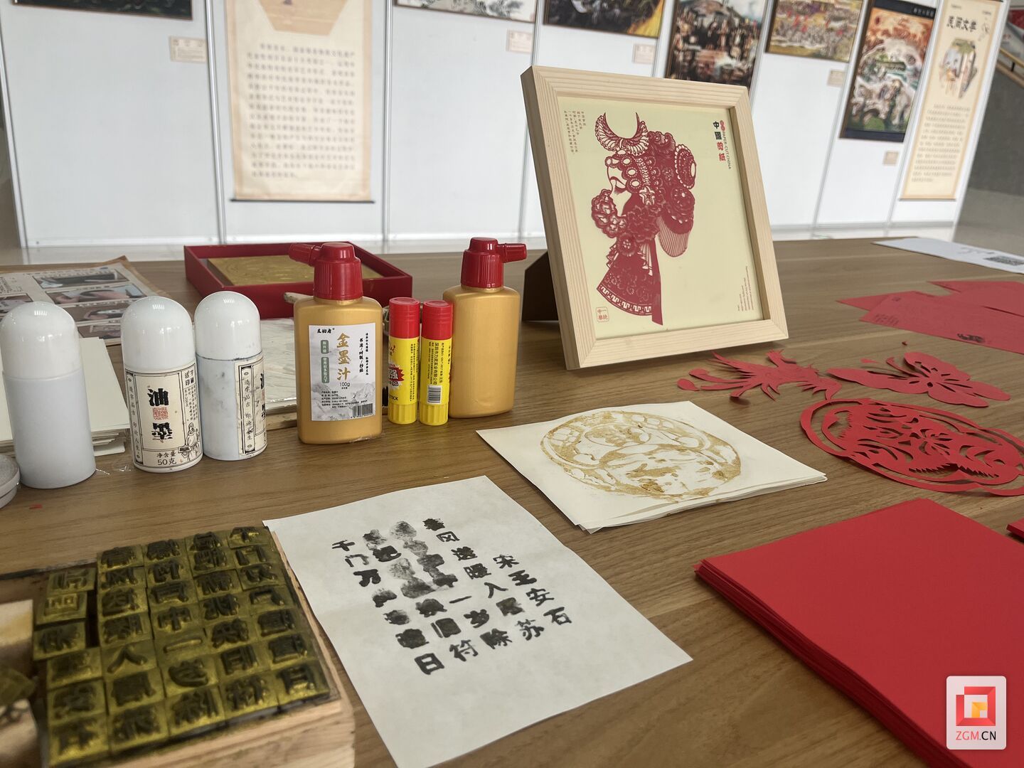 “守赤心·传文脉” 四川轻化工大学举办非遗主题展览吸引众学子前来欣赏 - 自贡网 - 在这里，读懂盐都
