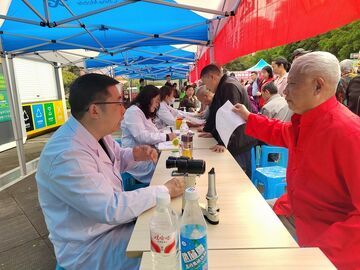 便民集市传温情 自贡众乐社会工作服务中心举办捐赠活动
