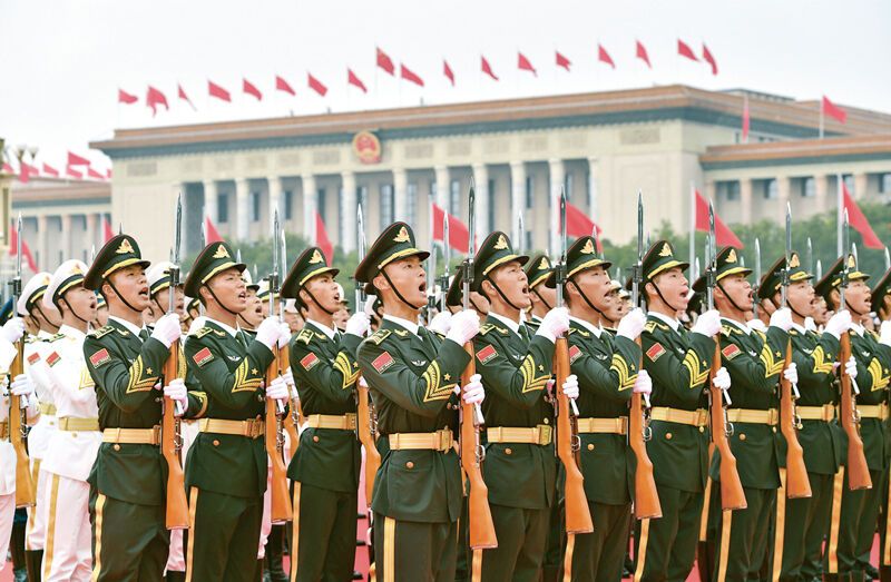 2021年7月1日上午，庆祝中国共产党成立100周年大会在北京天安门广场隆重举行。这是国旗护卫队唱国歌。　新华社记者 李鑫/摄