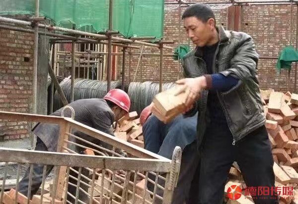 年轻时的杨俊富,在工地上当砌砖工。.jpg