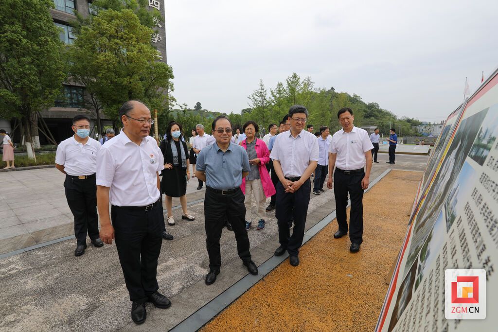 市政協(xié)主席王猛陪同重慶市政協(xié)副主席吳剛調(diào)研四川衛(wèi)生康復(fù)職業(yè)學(xué)院.JPG